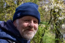 Frühling Bad Vilbel Ostern 2026 Älterer Mann mit blauer Mütze im Frühlingswald