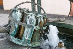 Frühling Bad Vilbel Ostern 2026 Alter Brunnen mit Glasflaschen und fließendem Wasser in historischer Umgebung