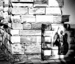 Frühling Bad Vilbel Ostern 2026 Straßengraffiti von Engel auf gemaltem Schaltkasten neben Steinmauer