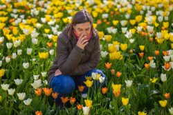Frühling Bad Vilbel Ostern 2026 Frau in einem Tulpenfeld im Frühling beim Riechen von Blumen