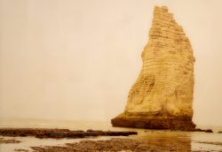Städel Museum - Monet - Monets Küste Die Entdeckung von Étretat Mai 2026 Ein einsamer Küstenfelsen ragt im Nebel empor. Städel Museum - Monet - Monets Küste Die Entdeckung von Étretat Mai 2026 Klippe an der Küste bei Nebel in Frankreich