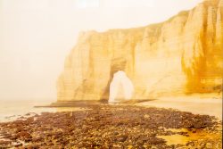 Städel Museum - Monet - Monets Küste Die Entdeckung von Étretat Mai 2026 Die eindrucksvollen Klippen von Étretat erstrecken sich elegant entlang der Küste Städel Museum - Monet - Monets Küste Die Entdeckung von Étretat Mai 2026 Klippen von Étretat am Meer bei Nebel