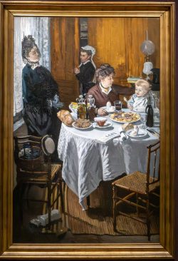 Städel Museum - Monet - Monets Küste Die Entdeckung von Étretat Mai 2026 Ein historisches Gemälde, das eine Familie beim Mittagessen zeigt Städel Museum - Monet - Monets Küste Die Entdeckung von Étretat Mai 2026 Bedeutendes Gemälde einer Familienmahlzeit aus dem 19. Jahrhundert mit Mutter und Kind