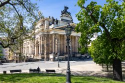 Dresden Mai 2026 Historisches Gebäude im Neorenaissancestil mit Bäumen in Dresden
