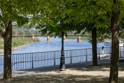 Dresden Mai 2026 Fluss Elbe in Dresden mit einer Brücke im Hintergrund
