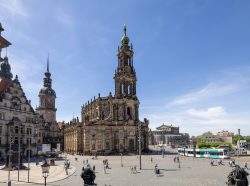 Dresden Mai 2026 Dresden Altstadt mit Frauenkirche und barocken Gebäuden am sonnigen Tag