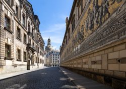 Dresden Mai 2026 Fürstenzug und Frauenkirche in Dresden bei Sonnenschein