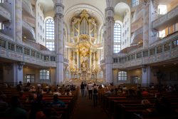 Dresden Mai 2026 Frauenkirche Dresden Innenraum mit großer Orgel und Besuchern