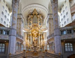 Dresden Mai 2026 Innenansicht der Frauenkirche Dresden mit prachtvoller Orgel und barocker Architektur