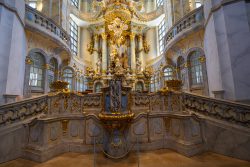 Dresden Mai 2026 Barocker Innenraum der Dresdner Frauenkirche mit Altar in goldenen Verzierungen