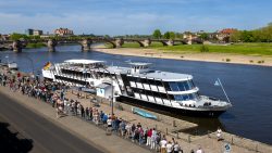 Dresden Mai 2026 Ausflugsschiff auf der Elbe nahe einer Brücke in Dresden