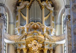 Dresden Mai 2026 Prächtige Orgel in der Dresdner Frauenkirche mit barockem Dekor