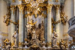 Dresden Mai 2026 Barocker Altar in Dresden mit vergoldeten Ornamenten und religiösen Figuren