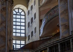Dresden Mai 2026 Innenansicht einer barocken Kirche mit großen Fenstern in angenehmem Licht