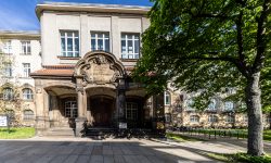 Dresden Mai 2026 Historisches Gebäude in Dresden mit klassischer Architektur und angrenzenden Bäumen