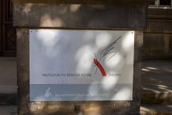 Dresden Mai 2026 Eingangsschild der Hochschule für Bildende Künste Dresden an der Dürrerstraße