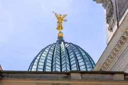 Dresden Mai 2026 Goldener Engel auf der Kuppel der Dresdner Frauenkirche