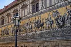 Dresden Mai 2026 Fürstenzug Wandbild in Dresden zeigt sächsische Herrscher auf einer Porzellanfliese