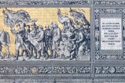 Dresden Mai 2026 Historisches Wandmosaik in Dresden mit deutschen Herrschern und Inschrift