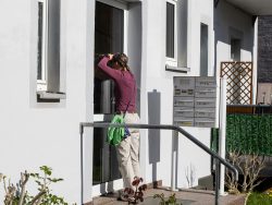 Meissen Mai 2026 Person blickt durch Glastür eines Wohnhauses