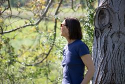 Meissen Mai 2026 Frau in blauem T-Shirt im Park bei sonnigem Wetter