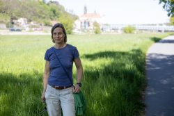 Meissen Mai 2026 Frau in Freizeitkleidung steht auf einer grünen Wiese bei einem sonnigen Tag