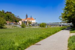 Meissen Mai 2026 Albrechtsburg in Meißen mit Wiese und Elbe im Vordergrund