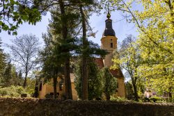 Meissen Mai 2026 Historische Dorfkirche im Grünen mit Turm und Bäumen