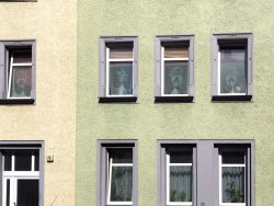 Meissen Mai 2026 Wohnhausfassade mit grüner und beiger Wand und mehreren Fenstern