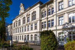 Meissen Mai 2026 Historische Schulgebäudeansicht mit blauem Himmel in Köln