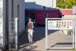 Meissen Mai 2026 Frau betritt einen Kindergarten mit Hinweisschild am Eingangstor
