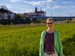 Meissen Mai 2026 Frau vor der Albrechtsburg in Meißen an einem sonnigen Tag