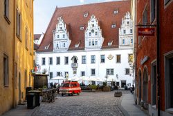 Meissen Mai 2026 Historisches Gebäude und roter Oldtimer am Marktplatz in Regensburg