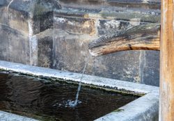 Meissen Mai 2026 Historischer Brunnen mit Holzrohr in mittelalterlicher Steinmauer