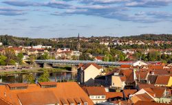 Meissen Mai 2026 Luftaufnahme der Stadt mit Eisenbahnbrücke und rotem Zug im Herbst