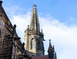Meissen Mai 2026 Spitze der gotischen Kirche mit blauer Himmel im Hintergrund