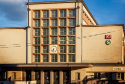 Meissen Mai 2026 Fassade des Bahnhofsgebäudes mit Uhr und DB-Logo im Abendlicht