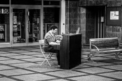 Meissen Mai 2026 Straßenmusiker spielt Klavier vor einem Laden in einer städtischen Gegend