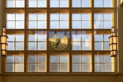 Meissen Mai 2026 Hölzerne Fenster mit Uhr in Bahnhofshalle