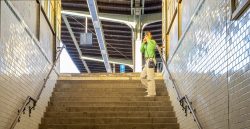 Meissen Mai 2026 Person telefoniert auf Bahnhofstreppe, blauer Himmel im Hintergrund