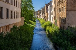 Meissen Mai 2026 Charmante Altstadt mit kleinem Fluss zwischen historischen Gebäuden