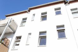 Meissen Mai 2026 Modernisiertes Mehrfamilienhaus mit weißer Fassade in Deutschland