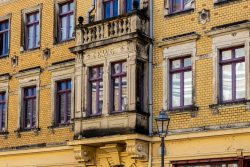 Meissen Mai 2026 Historische gelbe Backsteinfassade mit dekorativen Balkonen in Deutschland