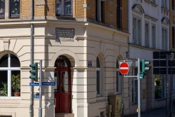 Meissen Mai 2026 Ecke eines historischen Gebäudes mit Zahnarztpraxis-Schild in einer deutschen Stadt