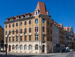 Meissen Mai 2026 Historisches Wohngebäude mit roten Ziegeldächern in Leipzig bei sonnigem Wetter