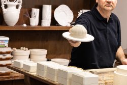 Meissen Mai 2026 Keramikkünstler in Werkstatt zeigt fertiges Stück Keramik
