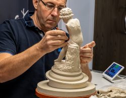 Meissen Mai 2026 Künstler restauriert antike Skulptur in seinem Atelier in Deutschland