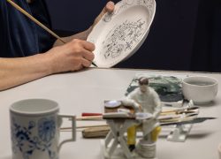 Meissen Mai 2026 Künstler bemalt handgefertigten Porzellanteller mit traditionellen Mustern