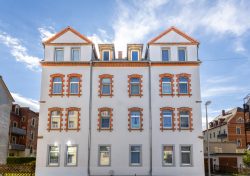 Meissen Mai 2026 Historisches Wohngebäude mit Ziegelturm und weißen Fassaden in der Stadt