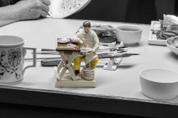 Meissen Mai 2026 Dekorateur bei Porzellanarbeiten mit Tee in einer Manufaktur